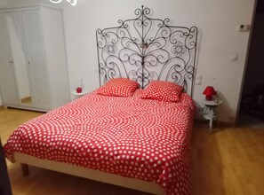 4 habitaciones, tabla de planchar con plancha, wifi y ropa de cama 