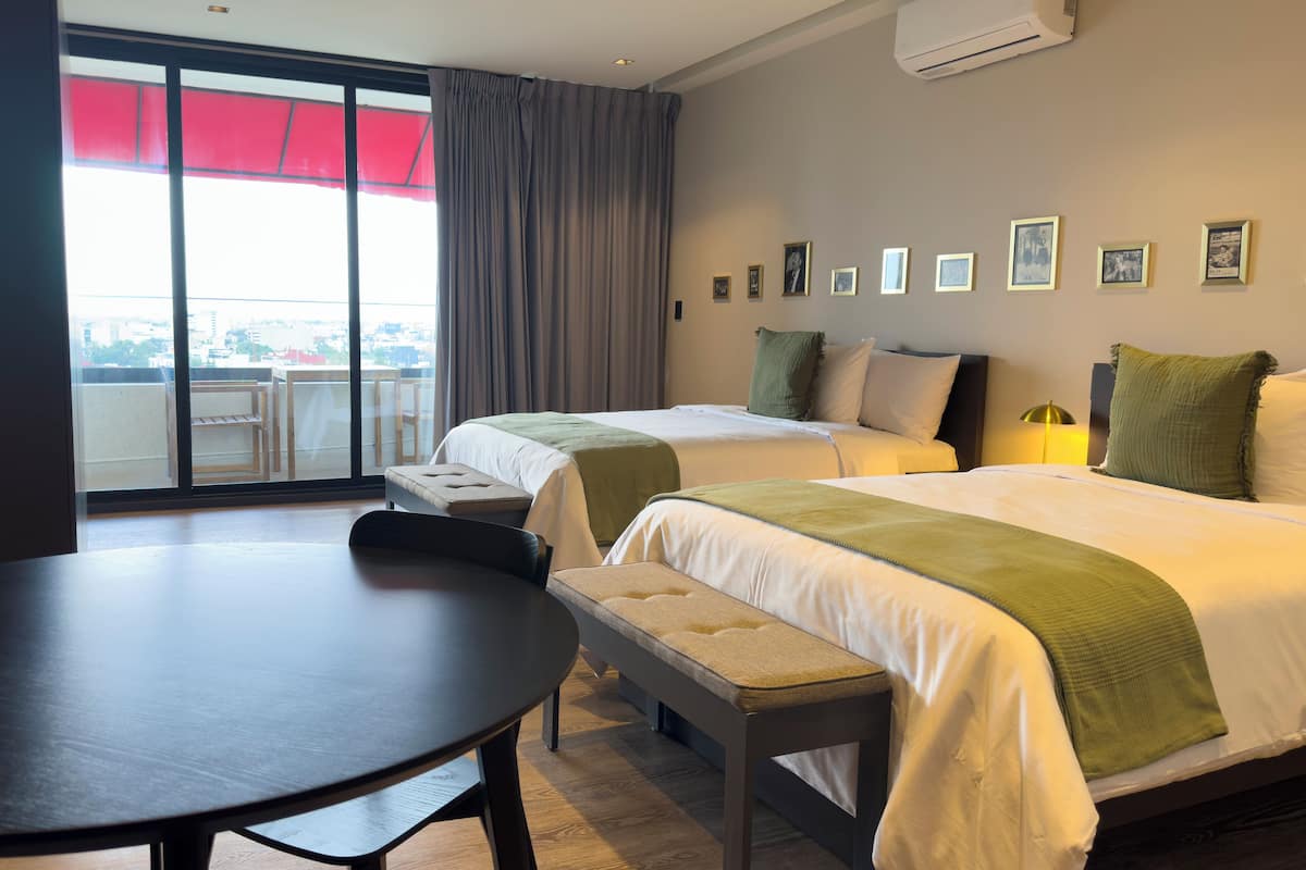 Habitación junior doble, balcón | Minibar, caja fuerte, espacio para trabajar con un portátil