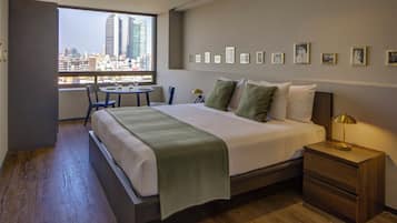 Standardzimmer, 1 King-Bett | Minibar, Zimmersafe, laptopgeeigneter Arbeitsplatz