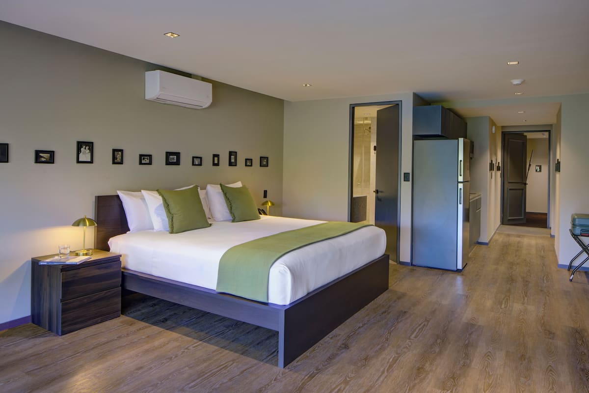 Minibar y caja de seguridad en la habitación