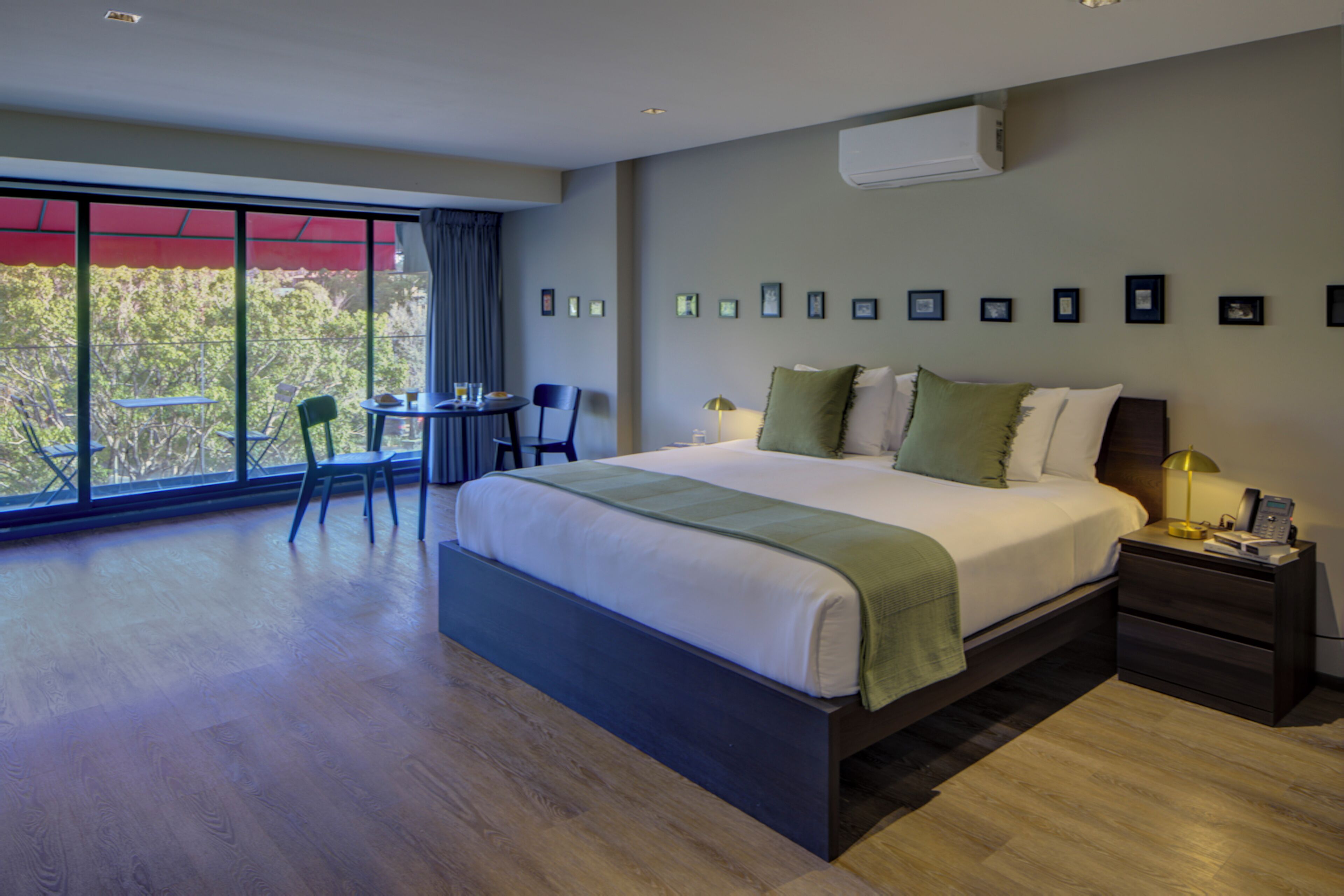 Premium suite, Meerdere bedden | Een minibar, een kluis op de kamer, een laptopwerkplek