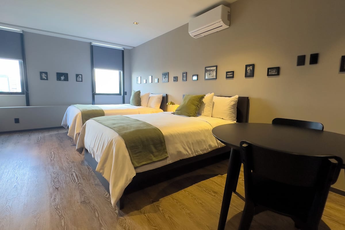Minibar, caja fuerte, espacio para trabajar con un portátil