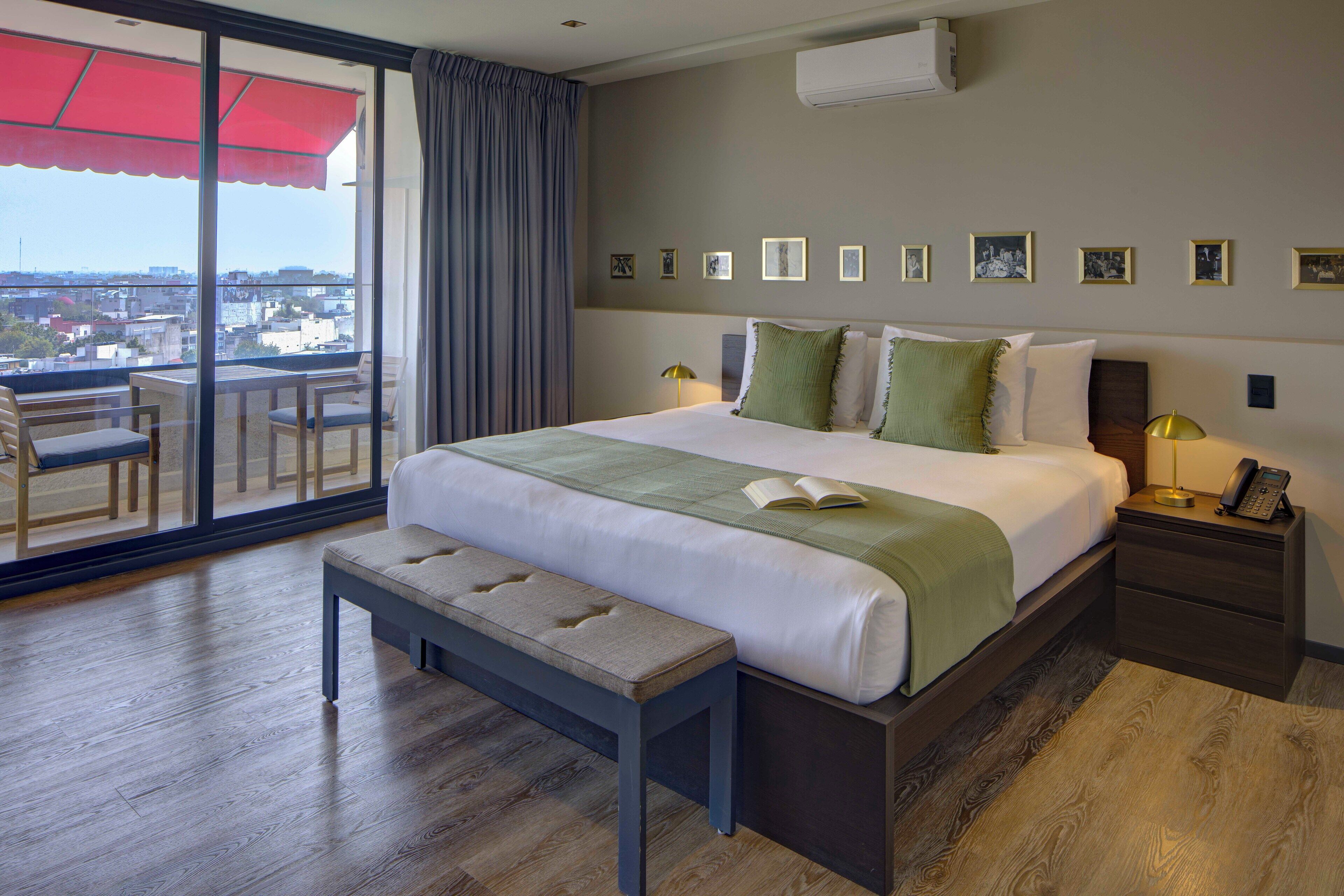 Junior kamer, 1 kingsize bed, terras | Een minibar, een kluis op de kamer, een laptopwerkplek