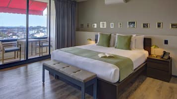 Habitación junior, 1 cama King size, Terraza | Minibar y caja de seguridad en la habitación