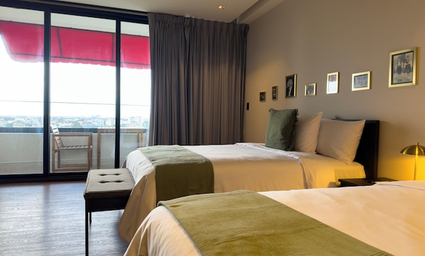 Junior tweepersoonskamer, balkon | Een minibar, een kluis op de kamer, een laptopwerkplek