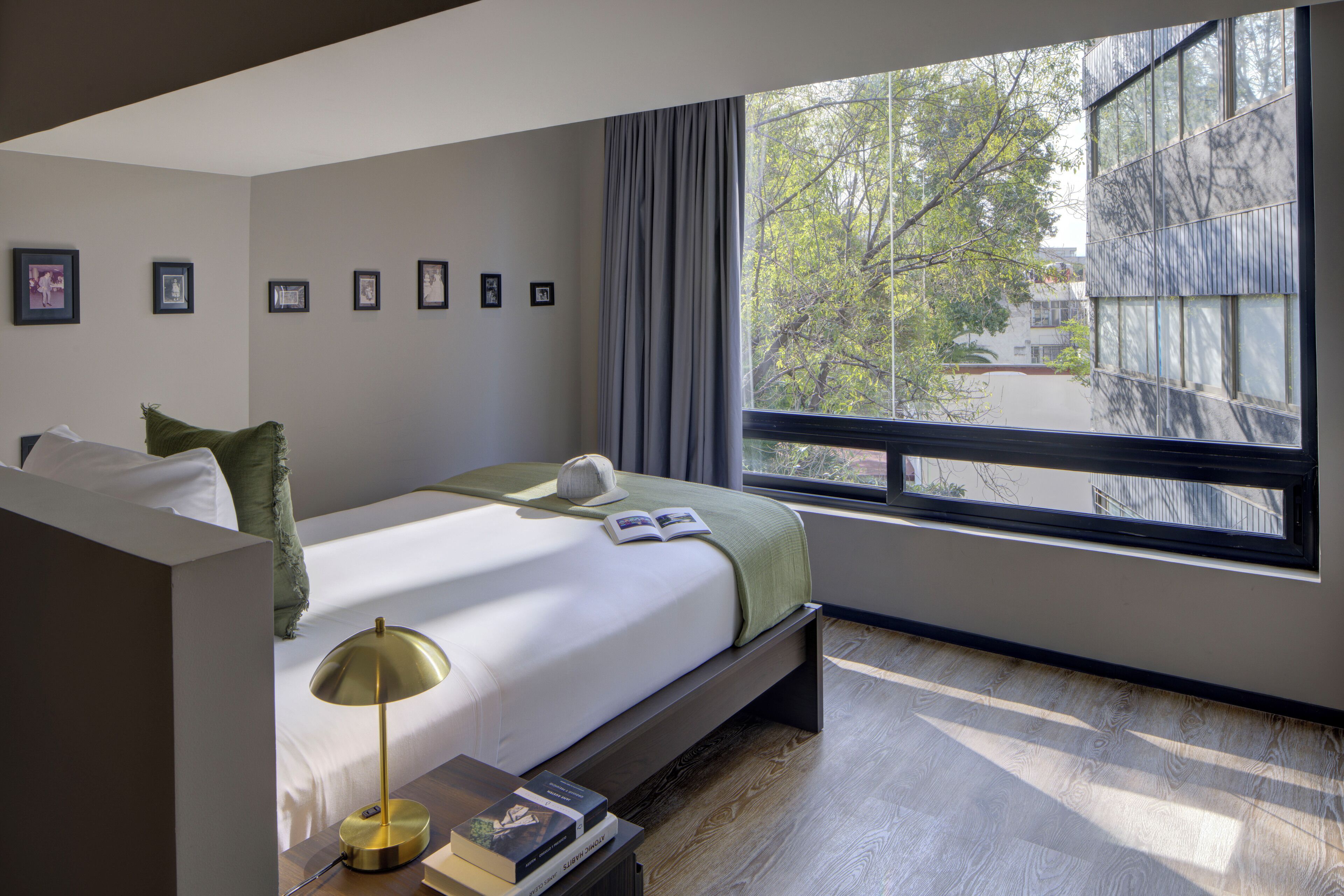 Premium suite | Een minibar, een kluis op de kamer, een laptopwerkplek