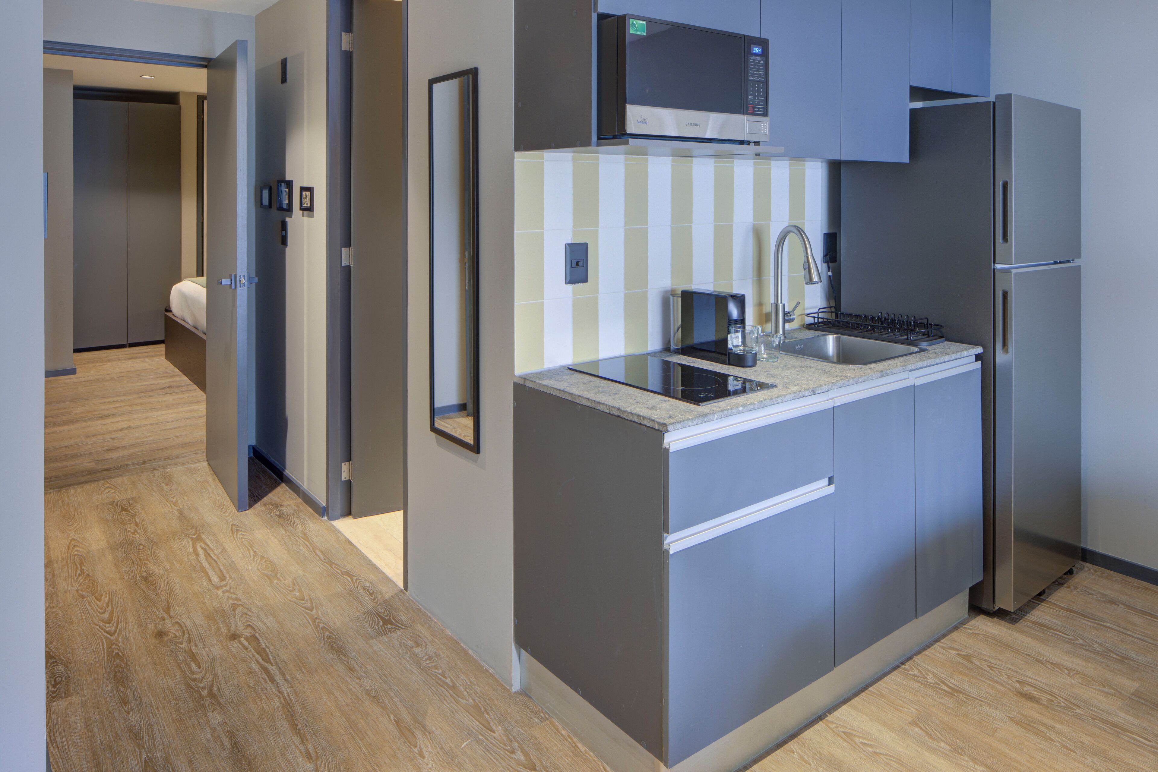 Suite Premium, varias camas | Cocina privada | Refrigerador con congelador, microondas y parrilla de estufa 