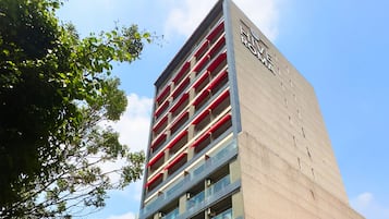 Vista frontal de la propiedad