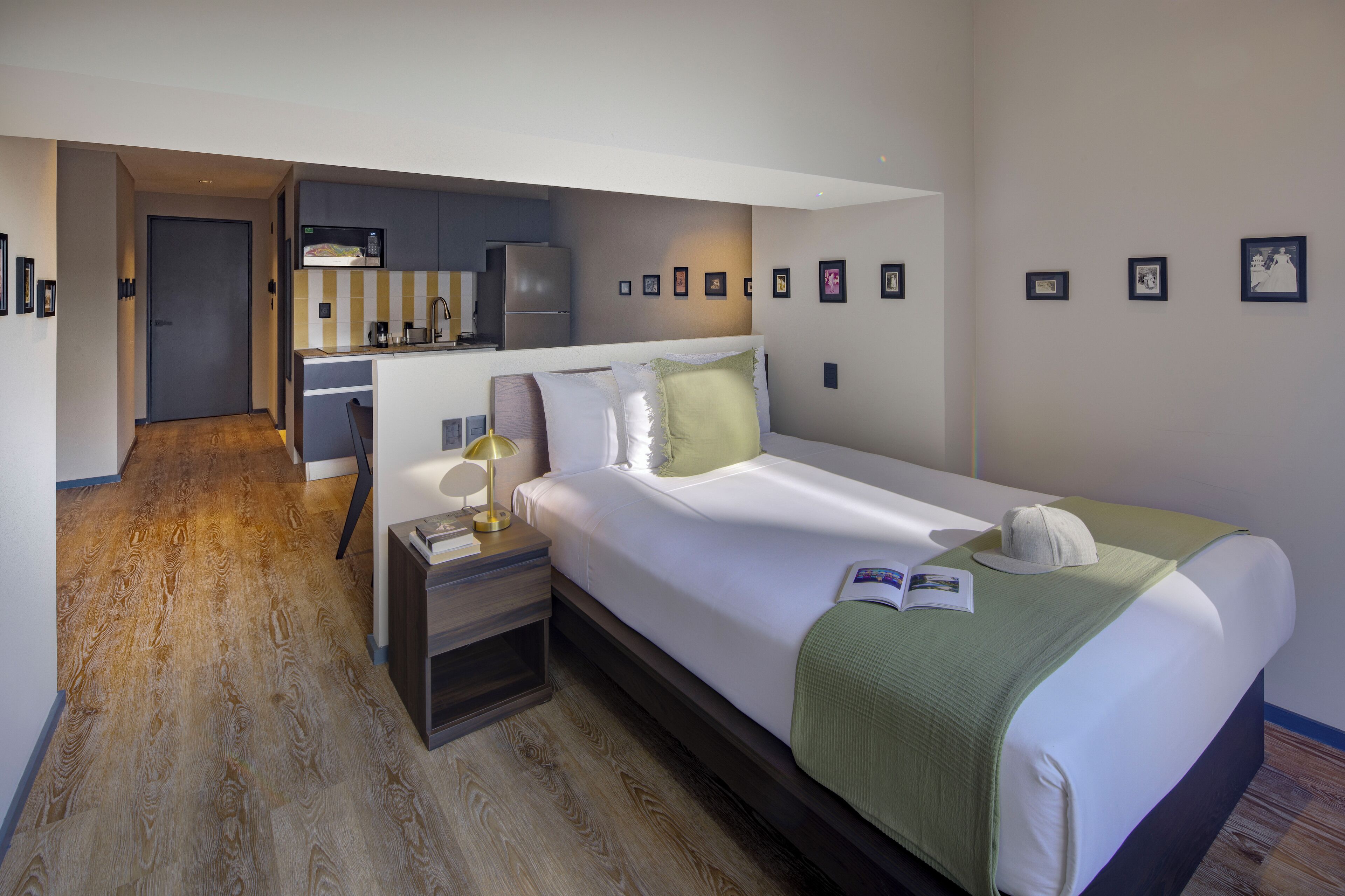 Rom – standard, 1 kingsize-seng | Minibar, safe på rommet, skrivebord for bærbar PC og blendingsgardiner