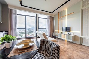 Superior Room, 2 Bedrooms, City View | Living area