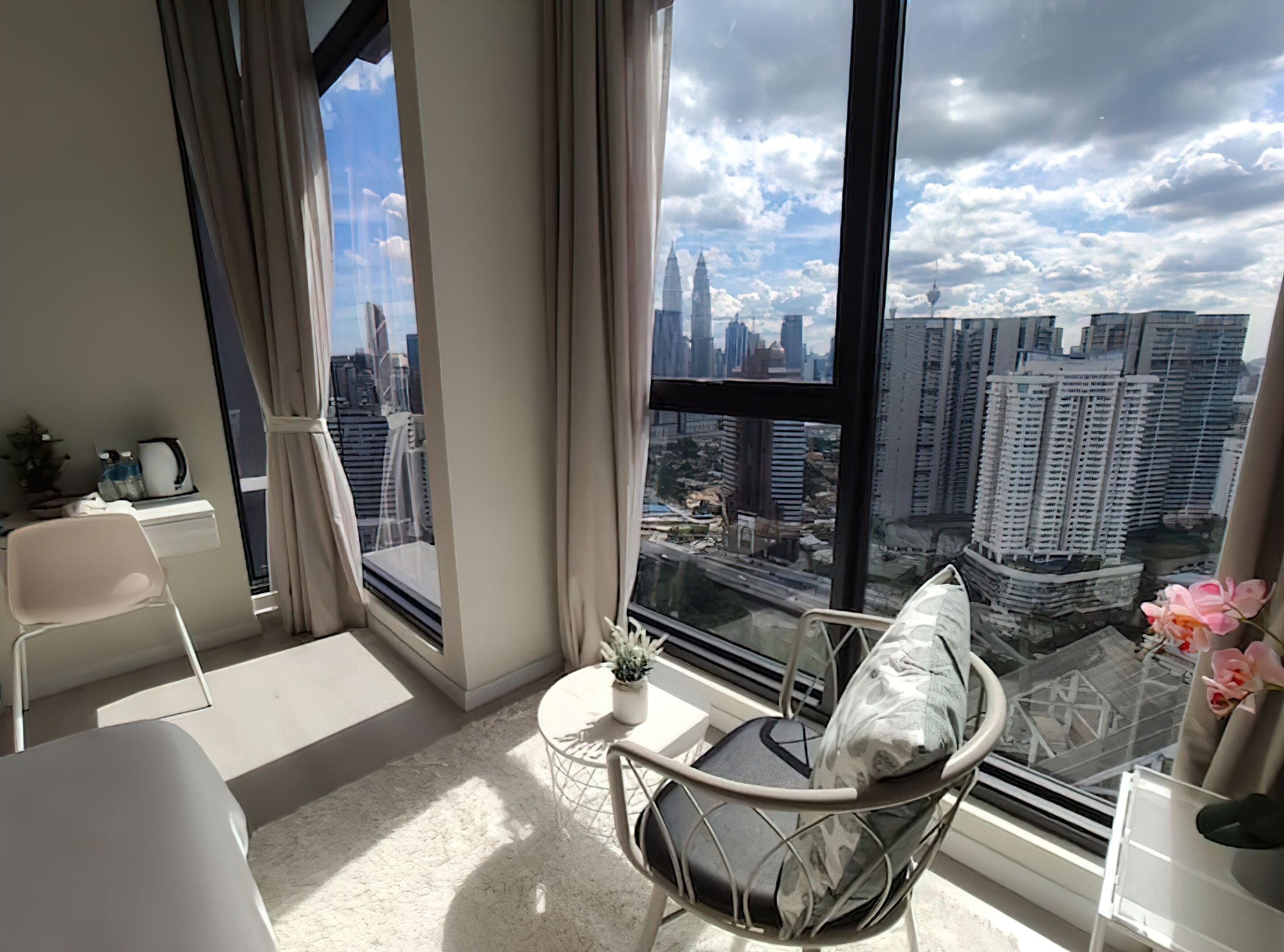 Superior Studio, 1 Queen Bed, City View | Living area