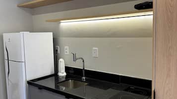Refrigerador, microondas, parrilla de estufa y cafetera y tetera
