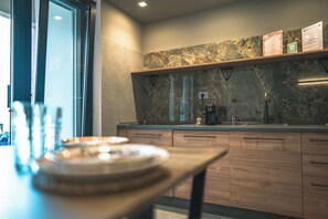 Studio Suite Keluarga, patio, pemandangan kebun | Dapur pribadi | Lemari es, kompor, dan peralatan masak/sendok-piring