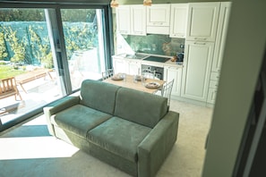 Estudi en suite superior, pati, vistes al jardí | Sala d'estar