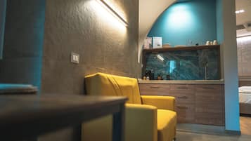 Suite estudio junior, patio, vista al jardín | Cocina privada | Refrigerador, parrilla de estufa y utensilios de cocina