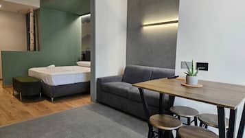 Familien-Studiosuite, Terrasse, Gartenblick | Wohnbereich