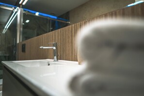 Suite Studio Junior, patio, vue jardin | Salle de bain | Douche, sèche-cheveux, serviettes fournies, savon