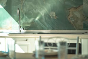 Estudi en suite superior, pati, vistes al jardí | Cuina privada | Frigorífic, placa de cuina i utensilis de cuina, vaixella i coberteria