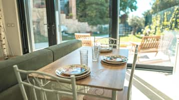 Superior-Studiosuite, Terrasse, Gartenblick | Wohnbereich