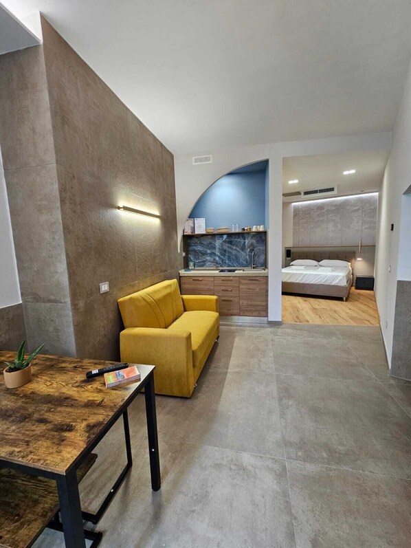 Estudi en suite júnior, pati, vistes al jardí | Espai de treball apte per a portàtils i wifi gratuïta 