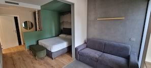 Estudi en suite familiar, pati, vistes al jardí | Espai de treball apte per a portàtils i wifi gratuïta