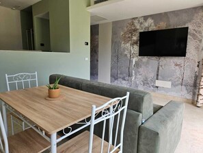 Estudi en suite superior, pati, vistes al jardí | Sala d'estar
