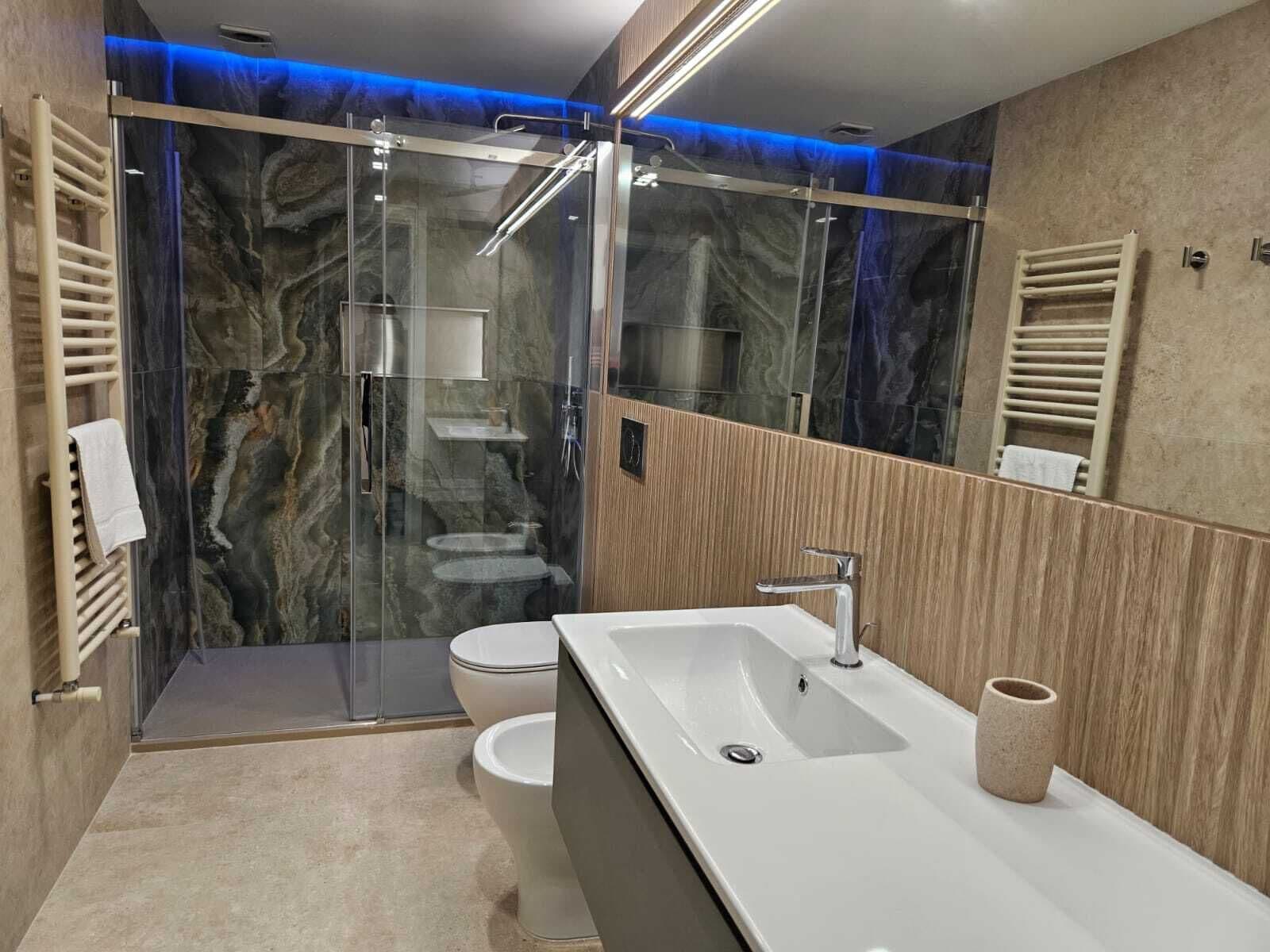 Suite estudio familiar, patio, vistas al jardín | Baño | Ducha, secador de pelo, toallas y jabón