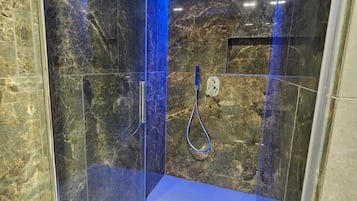 Doccia, asciugacapelli, asciugamani, sapone