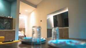 A modern bathroom with a marble countertop, a sink, and a mirror. - Il Piccolo Paradiso (Civitavecchia)