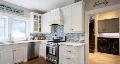 Family Cottage on beautiful Moon River, Bala, Muskoka