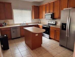 Mikrovågsugn, ugn, spishäll och diskmaskin