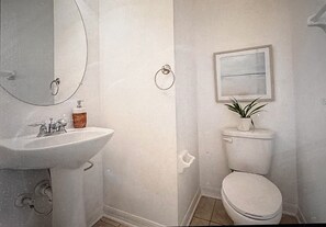 Sèche-cheveux, serviettes fournies, savon, papier toilette