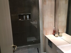 Dusche, Handtücher, Toilettenpapier