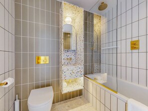 Douche, sĂšche-cheveux, serviettes fournies