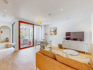TV - Modern 1BR Flat | Balcony & Near Tube | Pass the Keys (London)