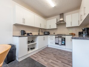 Fridge, microwave, oven, toaster - Spacious City House in Telford | Pass the Keys (Telford)