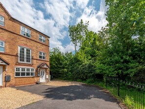 Exterior - Spacious City House in Telford | Pass the Keys (Telford)