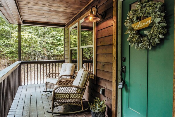 Property grounds - 4-bedroom cabin in enchanting Ellijay with WiFi, AC. Book now (Ellijay)