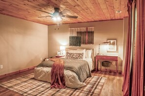 4 bedrooms, iron/ironing board, WiFi, bed sheets - 4-bedroom cabin in enchanting Ellijay with WiFi, AC. Book now (Ellijay)