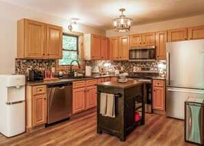 Private kitchen - 4-bedroom cabin in enchanting Ellijay with WiFi, AC. Book now (Ellijay)