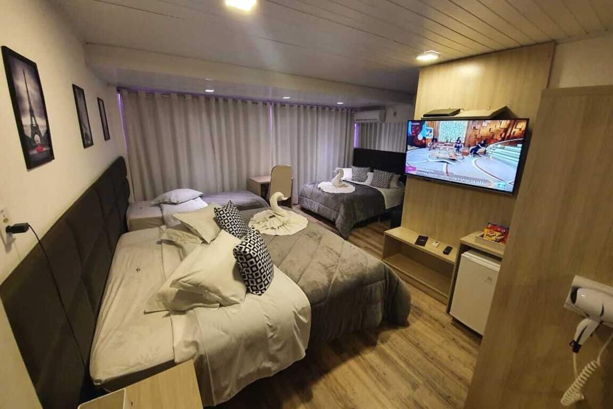 Familiekamer | Een bureau, een laptopwerkplek, gratis wifi