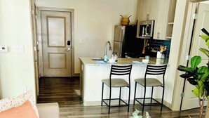TV, offices - Luxury Midtown Apartment 01-B1 (Atlanta)
