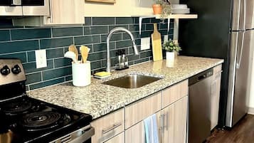 Een koelkast, een magnetron, een oven, een vaatwasser