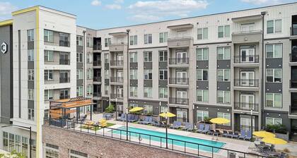 Midtown Atlanta Apt with Infinity Pool & Garage Parking