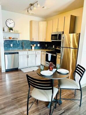 Fridge, microwave, stovetop, dishwasher - Midtown Modern Apartment 04-C1 (Atlanta)