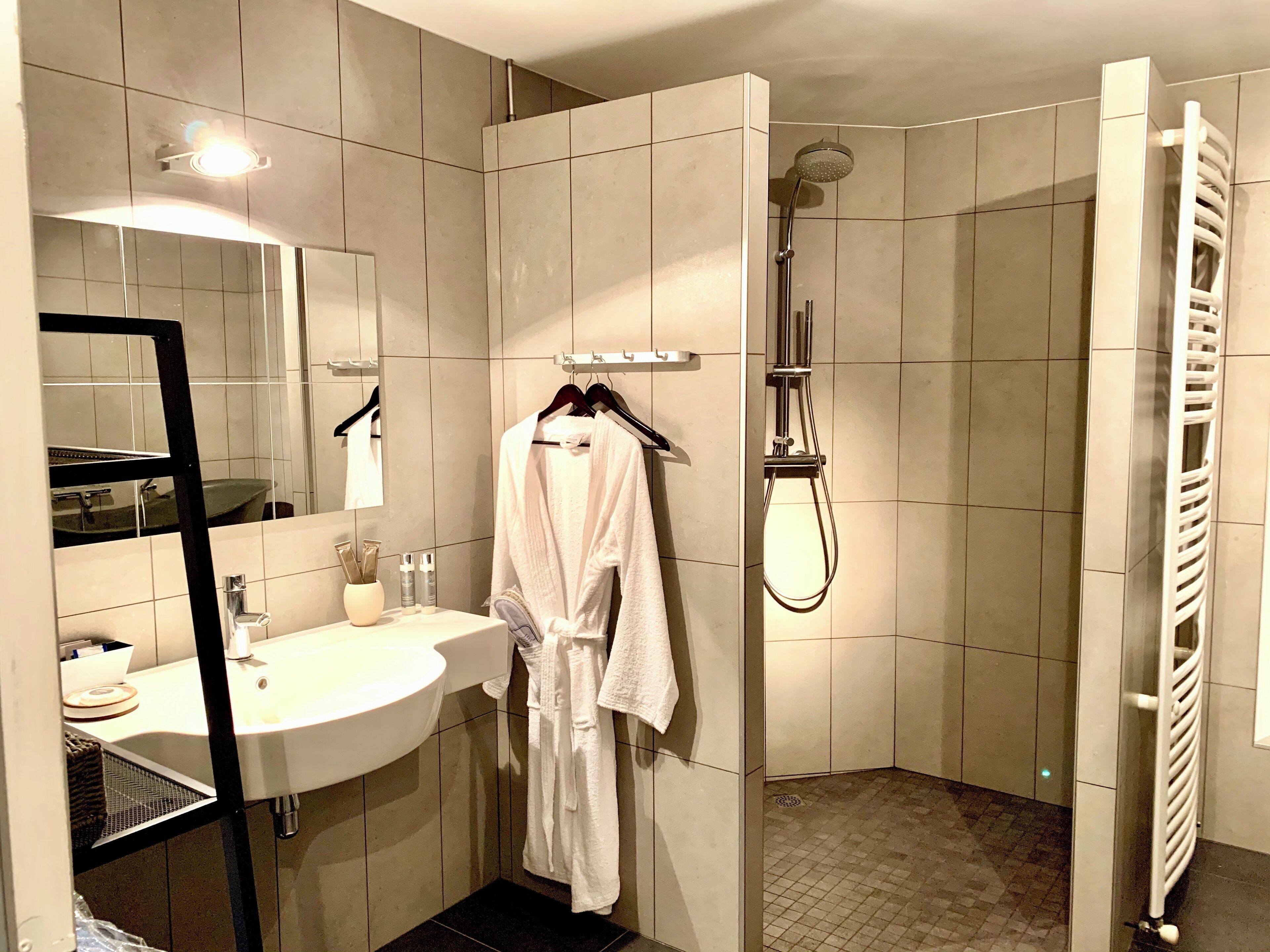 Douche, sèche-cheveux, serviettes fournies, papier toilette