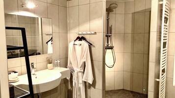 Douche, sĂšche-cheveux, serviettes fournies, papier toilette