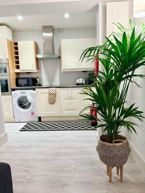 Fridge, microwave, oven, stovetop - Live like a local, Live like a local in the Heart of Kensington (London)
