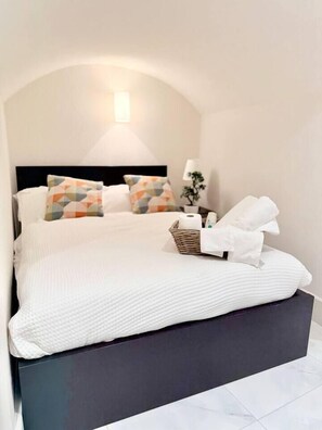 Iron/ironing board, WiFi, bed sheets - Live like a local, Live like a local in the Heart of Kensington (London)