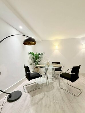 Dining - Live like a local, Live like a local in the Heart of Kensington (London)